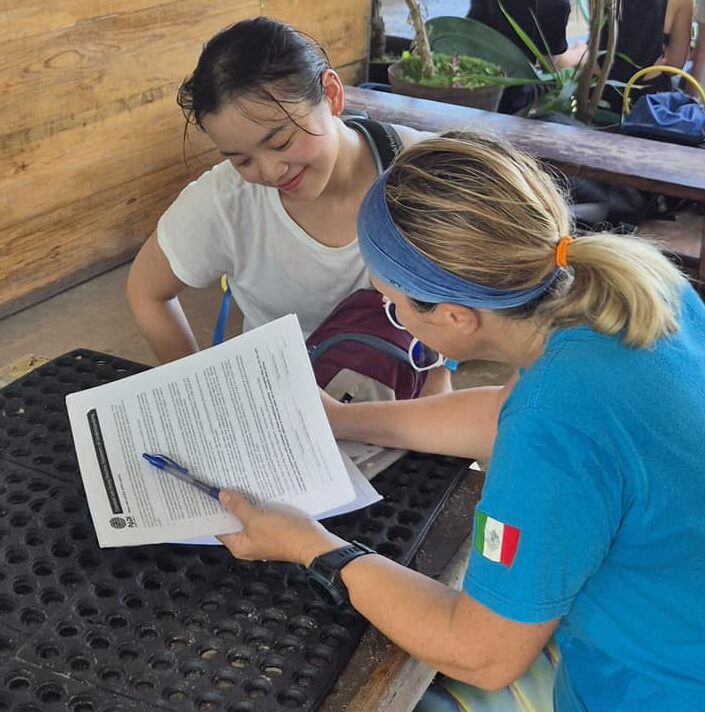 Scuba student learning with instructor during private dive lessons in Cozumel to build confidence and ease anxiety